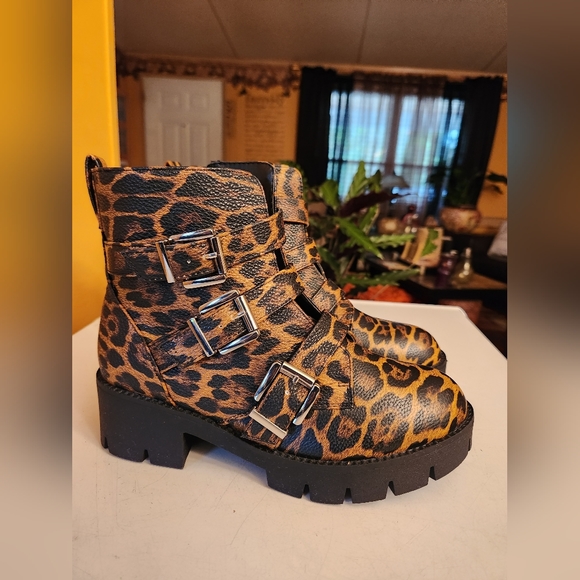 Animal print boots - Picture 1 of 8